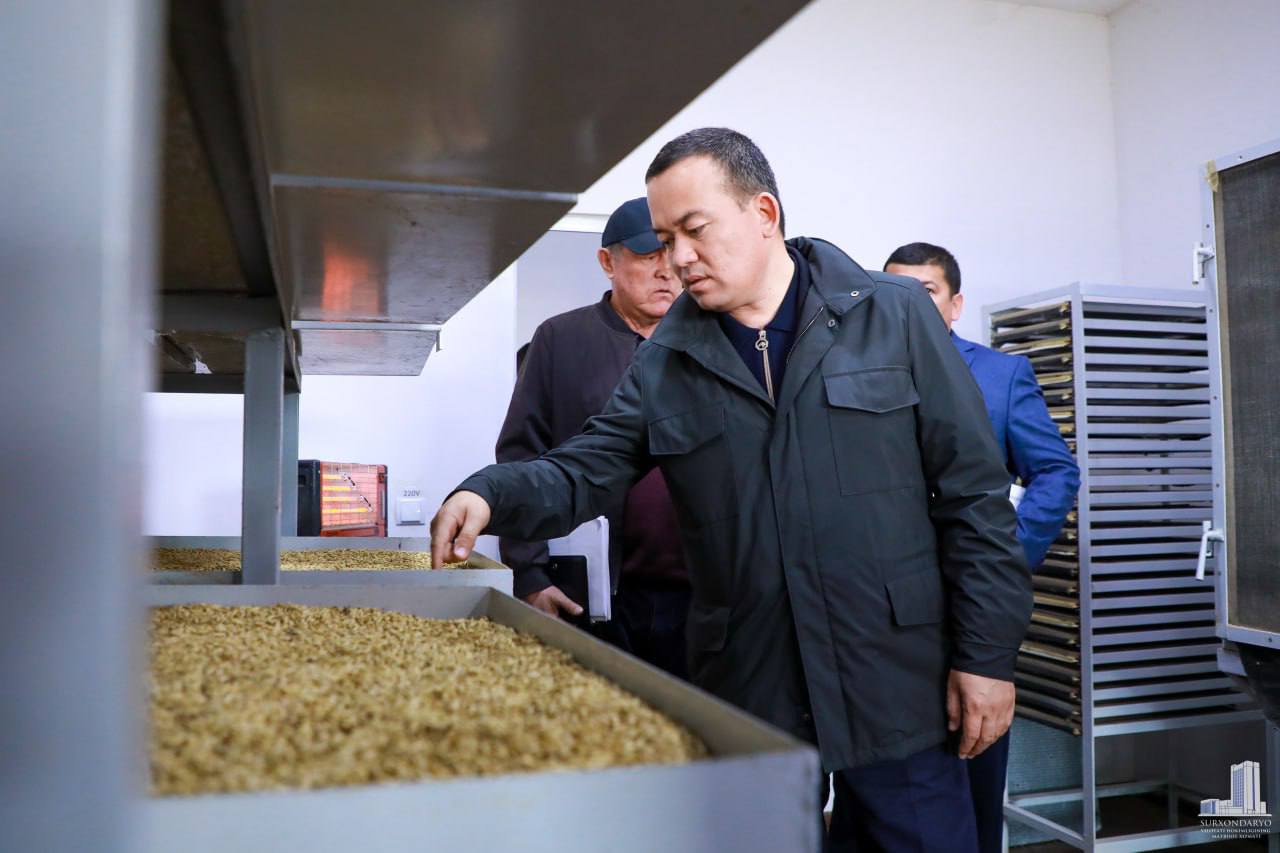 Surxondaryo viloyati hokimi Ulug‘bek Qosimov Sherobod tumanidagi "Sherbek biolaboratoriyasi" xususiy korxonasiga tashrif buyurdi